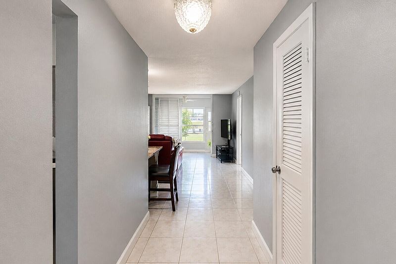 Entrance hall — tour room photo